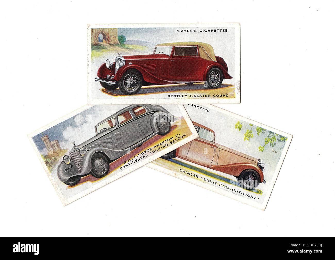 Alte Zigarettenkarten, die alte, klassische Autos auf weißem Hintergrund zeigen. Stockfoto