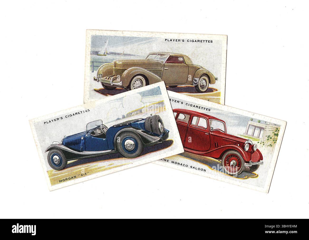 Alte Zigarettenkarten, die alte, klassische Autos auf weißem Hintergrund zeigen. Stockfoto