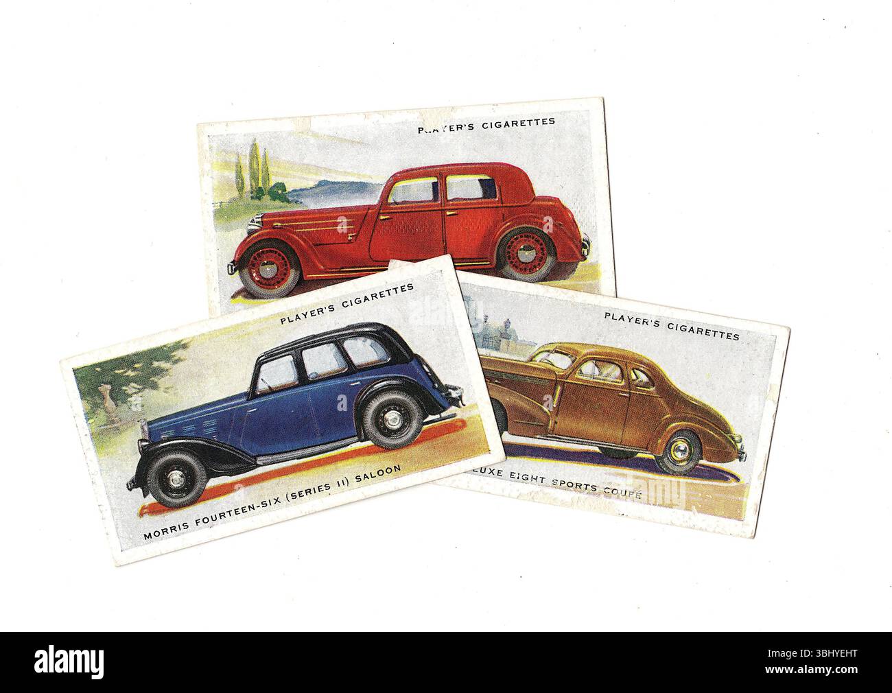 Alte Zigarettenkarten, die alte, klassische Autos auf weißem Hintergrund zeigen. Stockfoto