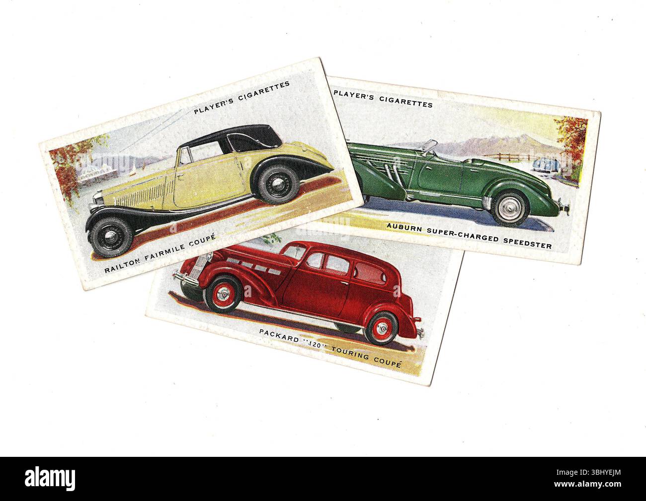 Alte Zigarettenkarten, die alte, klassische Autos auf weißem Hintergrund zeigen. Stockfoto