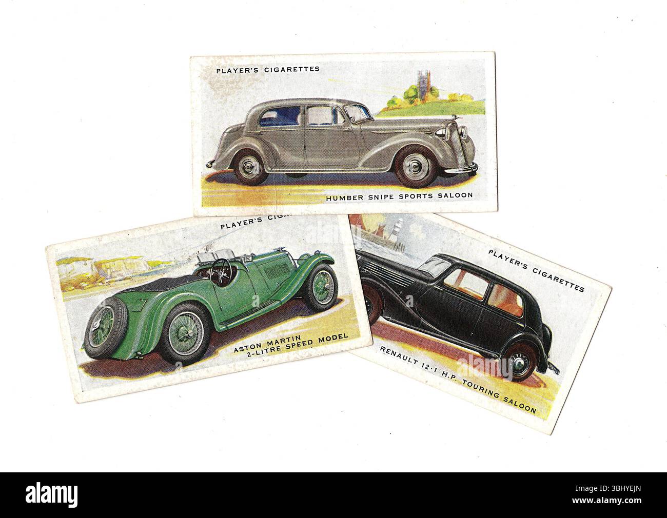 Alte Zigarettenkarten, die alte, klassische Autos auf weißem Hintergrund zeigen. Stockfoto