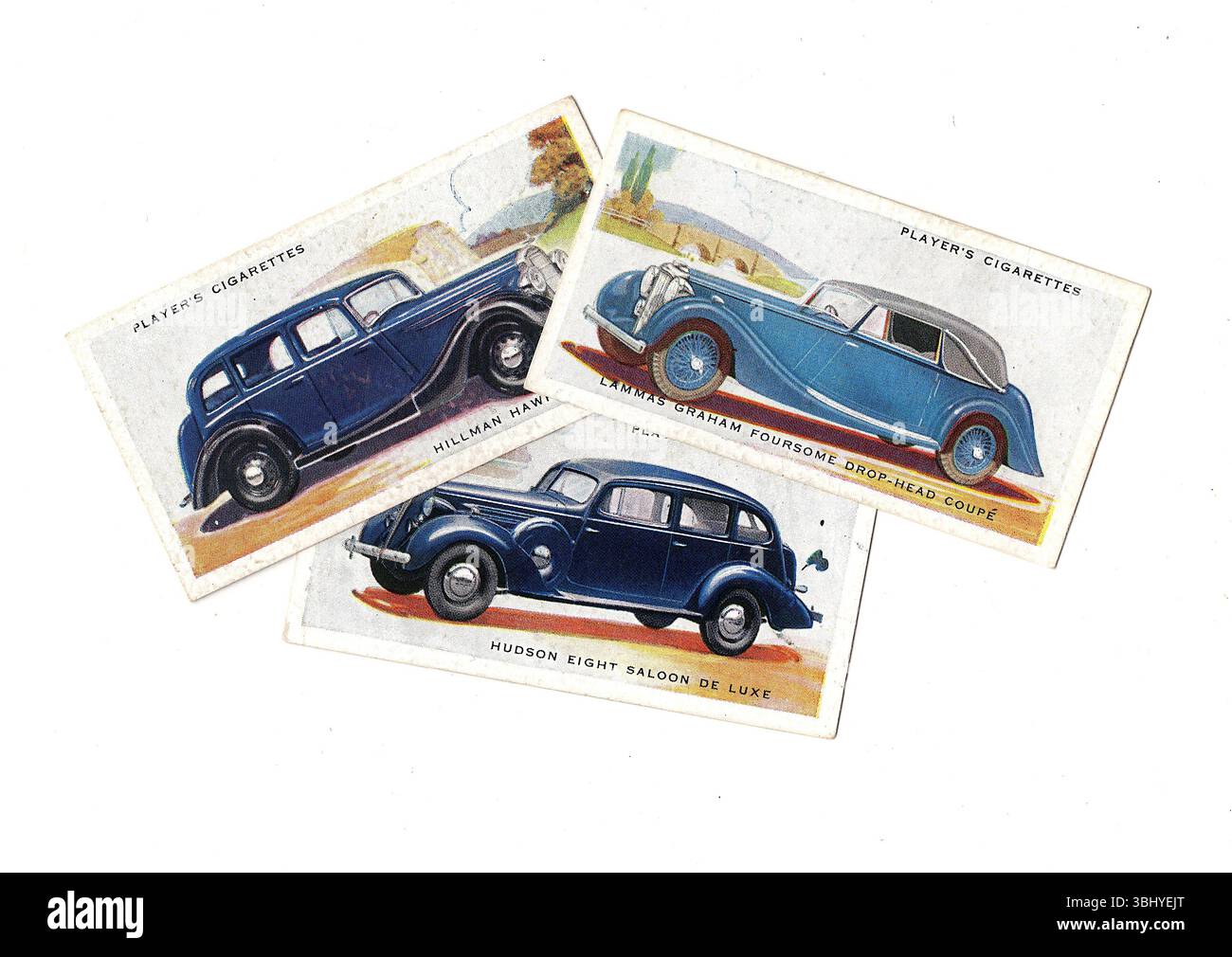 Alte Zigarettenkarten, die alte, klassische Autos auf weißem Hintergrund zeigen. Stockfoto