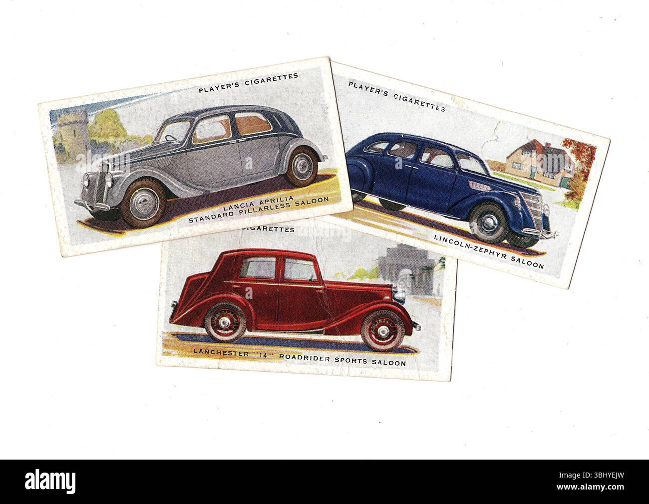 Alte Zigarettenkarten, die alte, klassische Autos auf weißem Hintergrund zeigen. Stockfoto