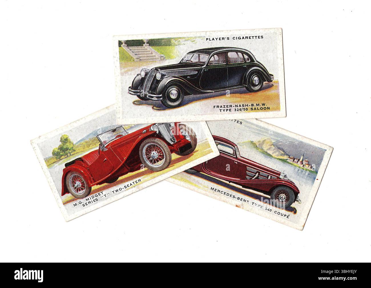 Alte Zigarettenkarten, die alte, klassische Autos auf weißem Hintergrund zeigen. Stockfoto