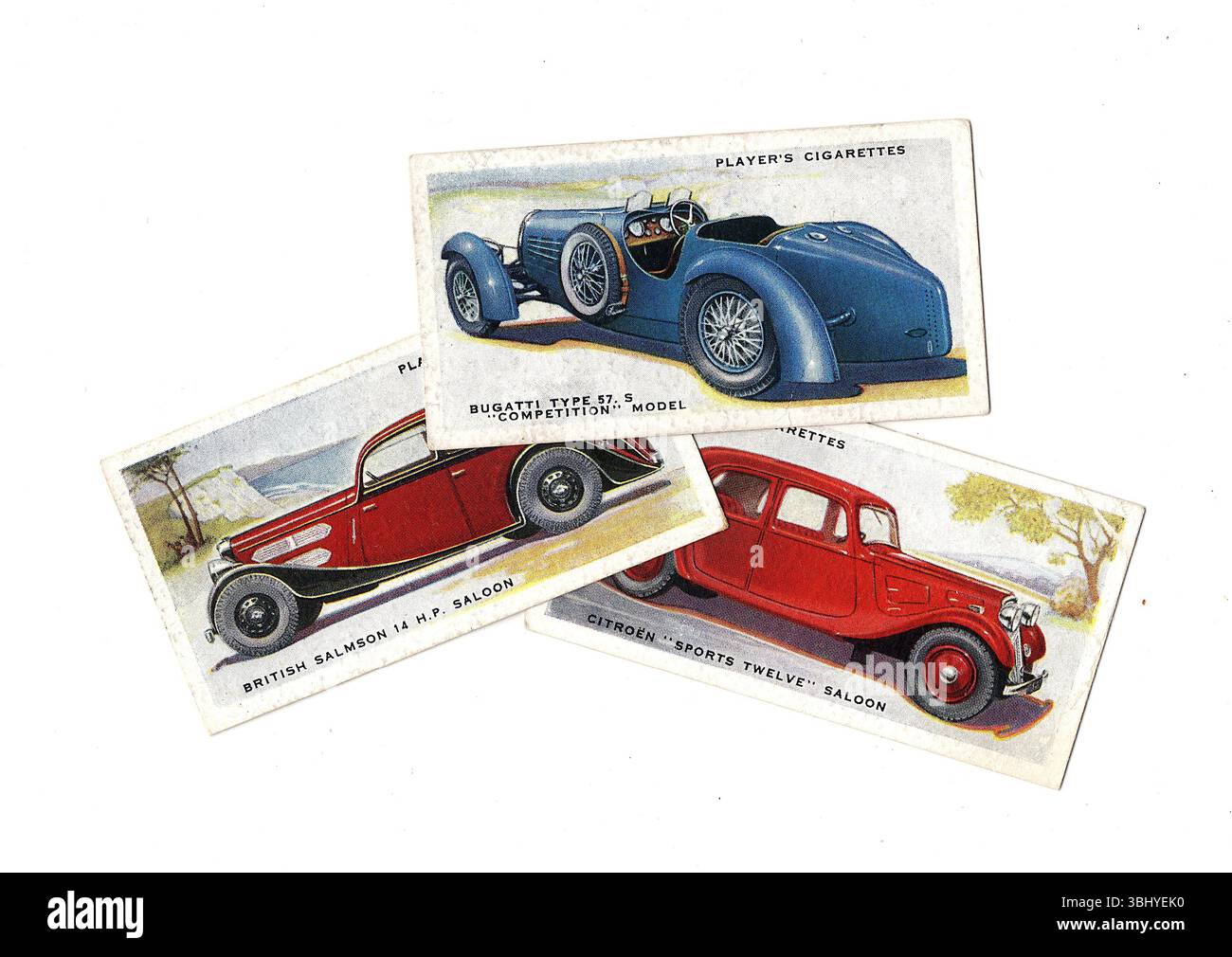 Alte Zigarettenkarten, die alte, klassische Autos auf weißem Hintergrund zeigen. Stockfoto