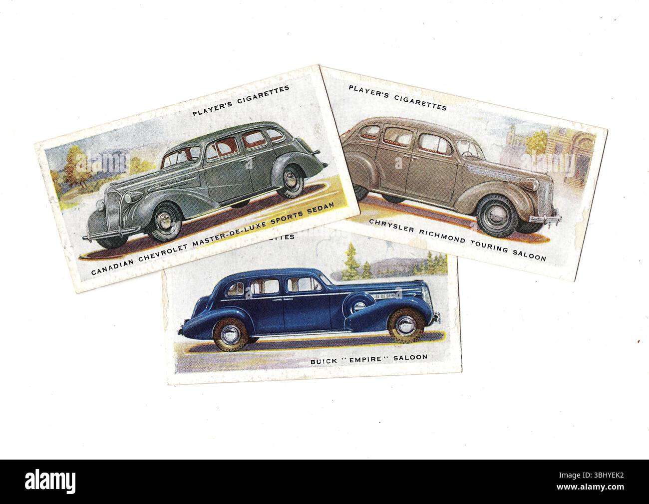 Alte Zigarettenkarten, die alte, klassische Autos auf weißem Hintergrund zeigen. Stockfoto