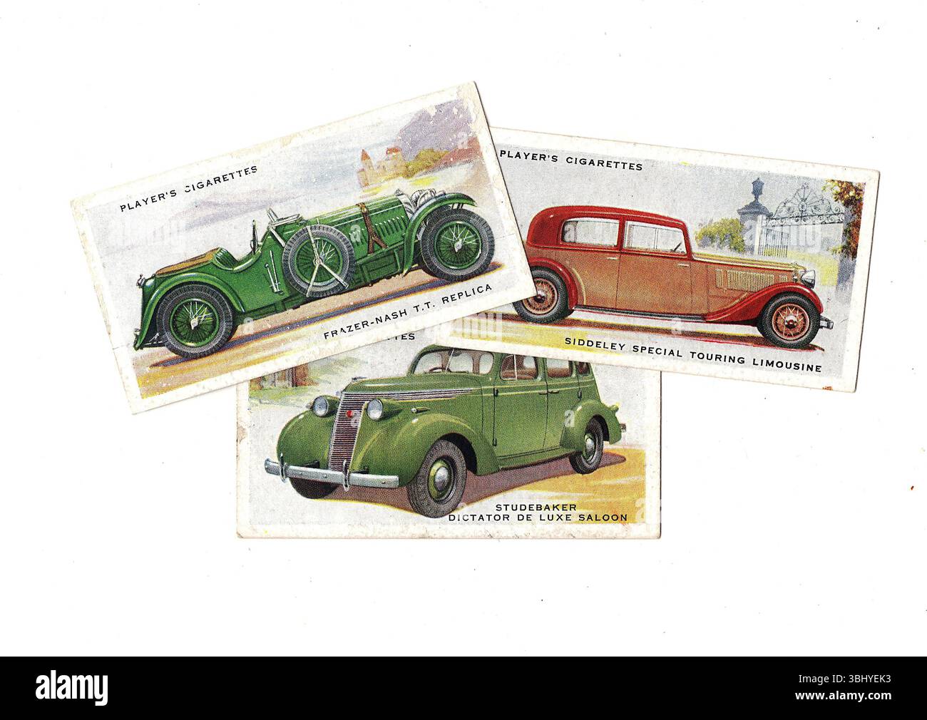 Alte Zigarettenkarten, die alte, klassische Autos auf weißem Hintergrund zeigen. Stockfoto