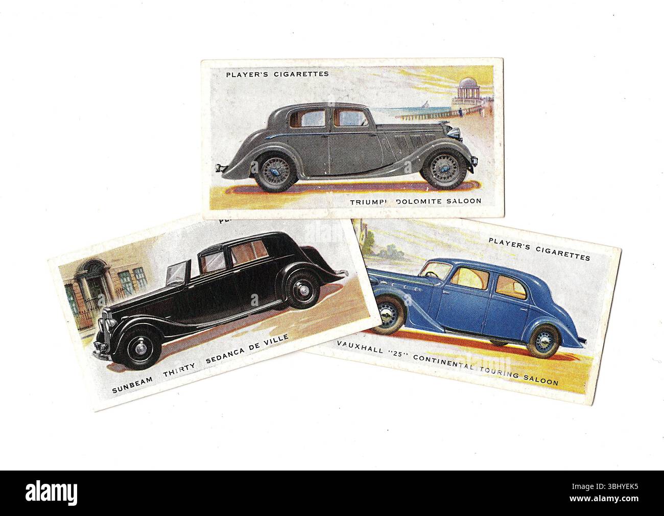 Alte Zigarettenkarten, die alte, klassische Autos auf weißem Hintergrund zeigen. Stockfoto