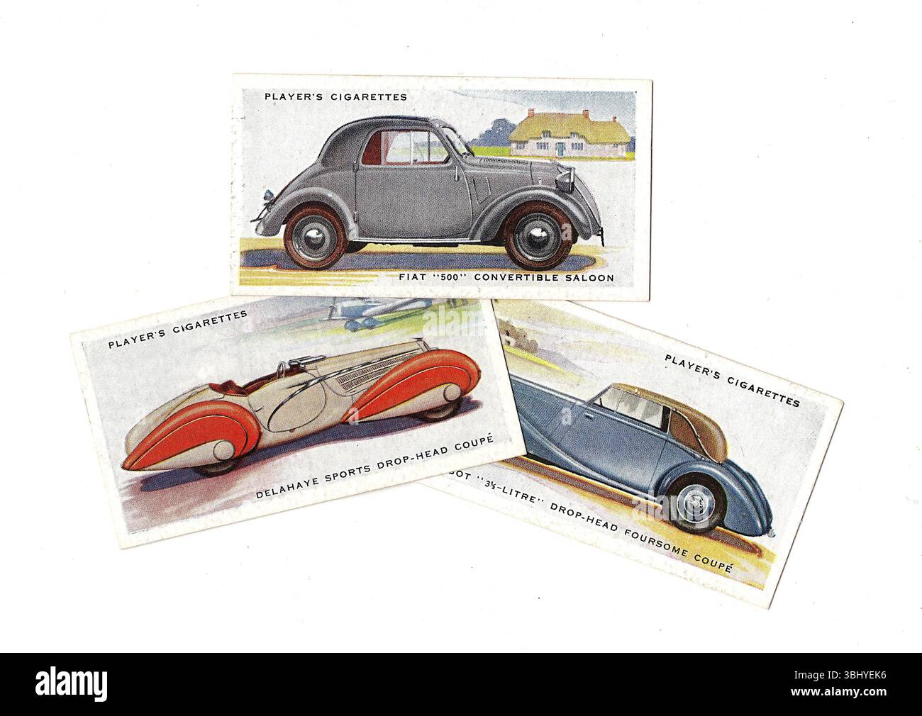 Alte Zigarettenkarten, die alte, klassische Autos auf weißem Hintergrund zeigen. Stockfoto