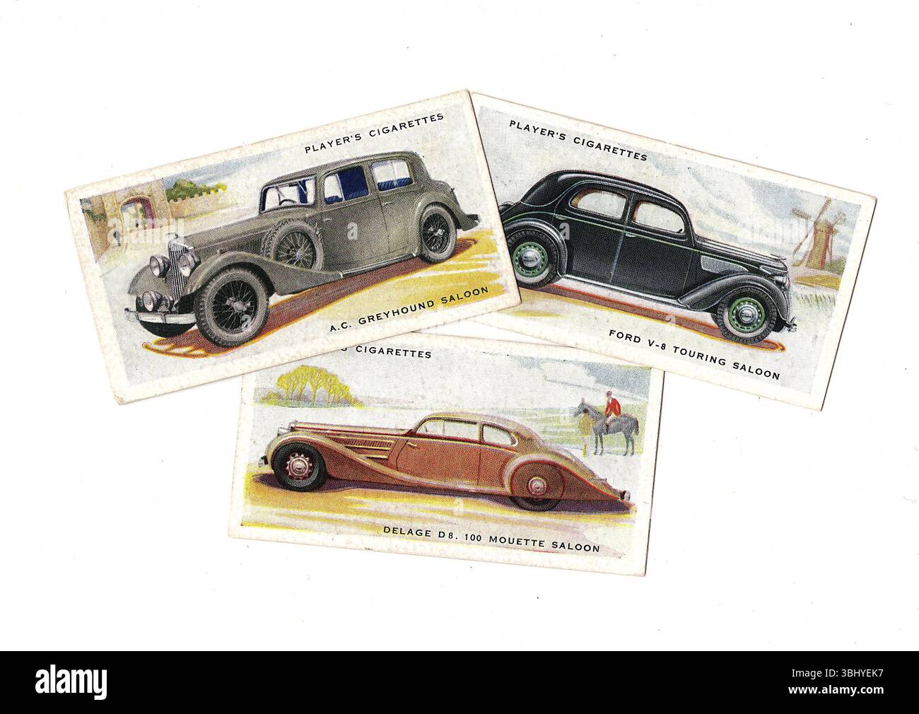 Alte Zigarettenkarten, die alte, klassische Autos auf weißem Hintergrund zeigen. Stockfoto