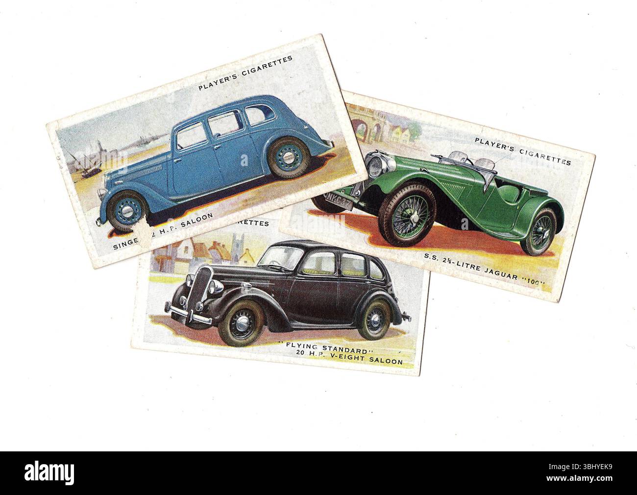 Alte Zigarettenkarten, die alte, klassische Autos auf weißem Hintergrund zeigen. Stockfoto