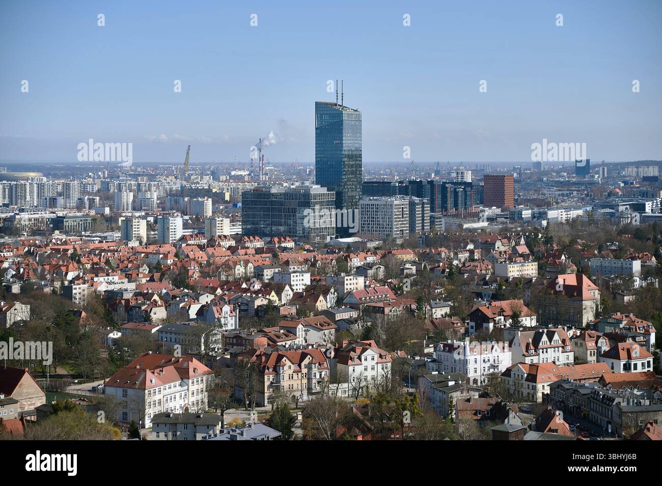 Panoramablick auf moderne und historische Architektur in Gdańsk, Polen, mit dominierenden Wolkenkratzern und traditionellen Dächern Stockfoto