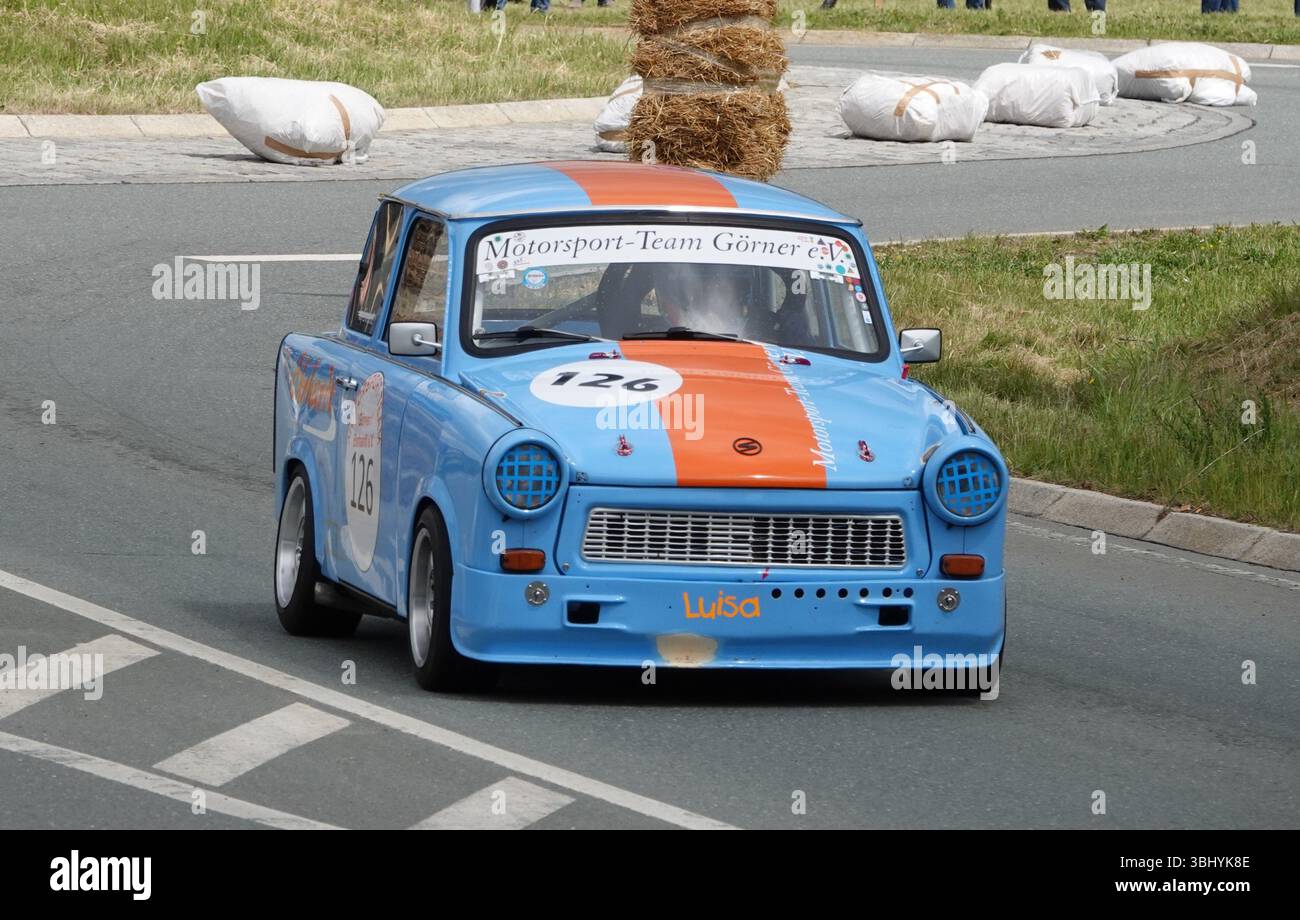 Trabant 601 Rennwagen, der am ADMV Classic Motorsport Event in Deutschland teilnimmt. Der Oldtimer der DDR ist blau und orange lackiert und ist zu sehen Stockfoto