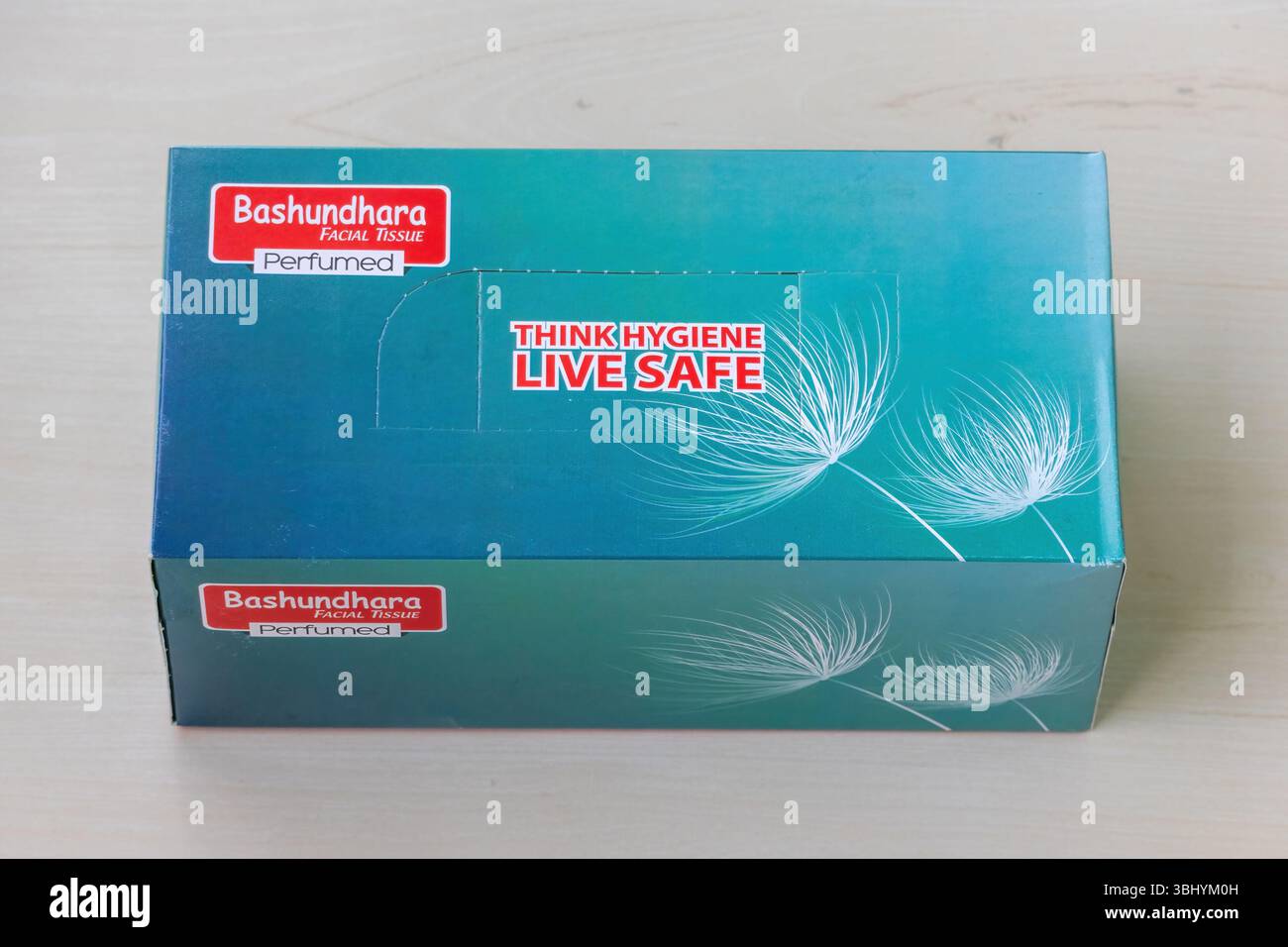 Ein versiegeltes Paket parfümierter Kosmetiktücher auf einer hellen Holzoberfläche. Stockfoto