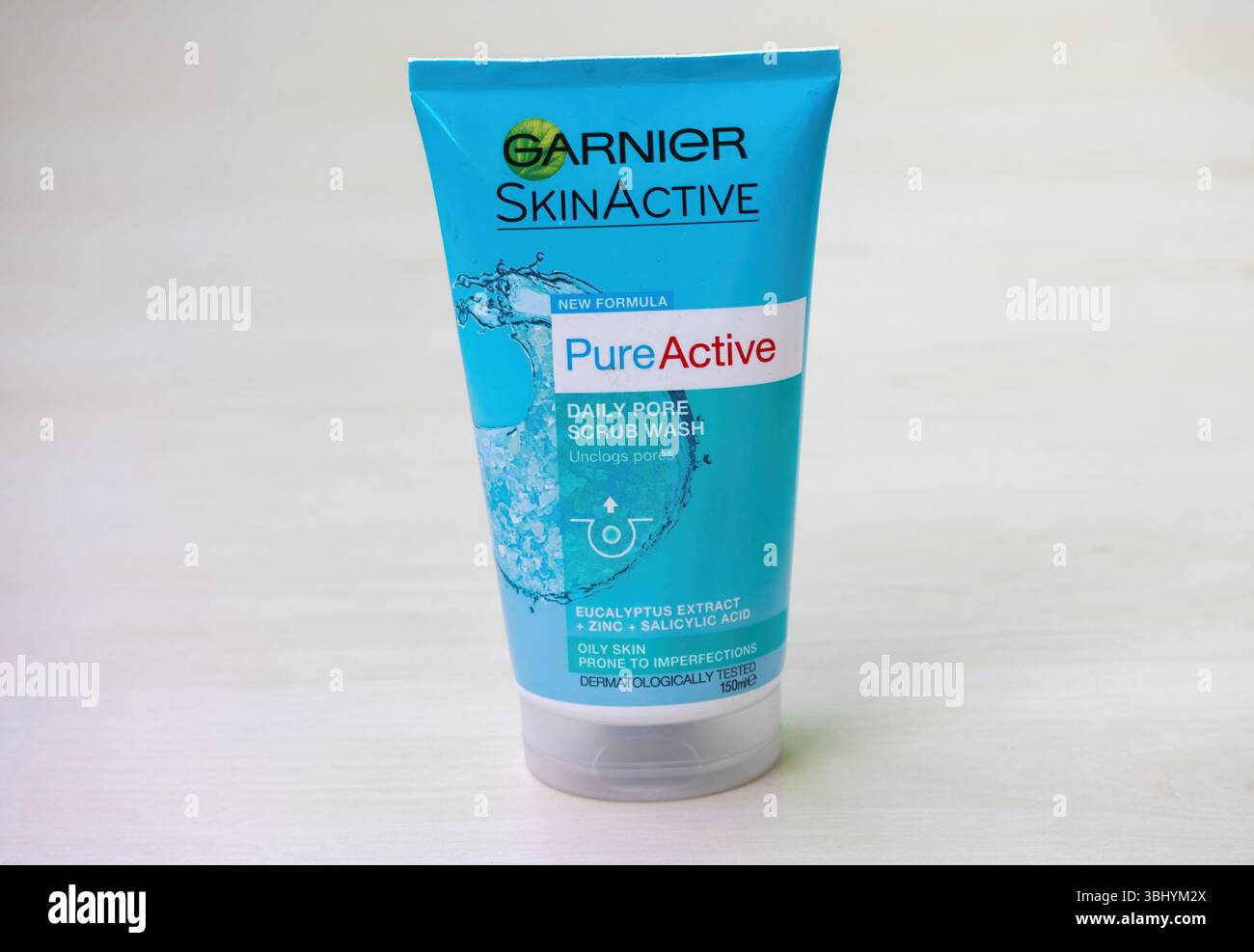 GARNIER SkinActive Daily Pore Scrub Face Wash Tube Paket auf Holzoberfläche. Für fettige Haut, die zu Unreinheiten neigt. Dermatologisch getestet. Cosmeti Stockfoto