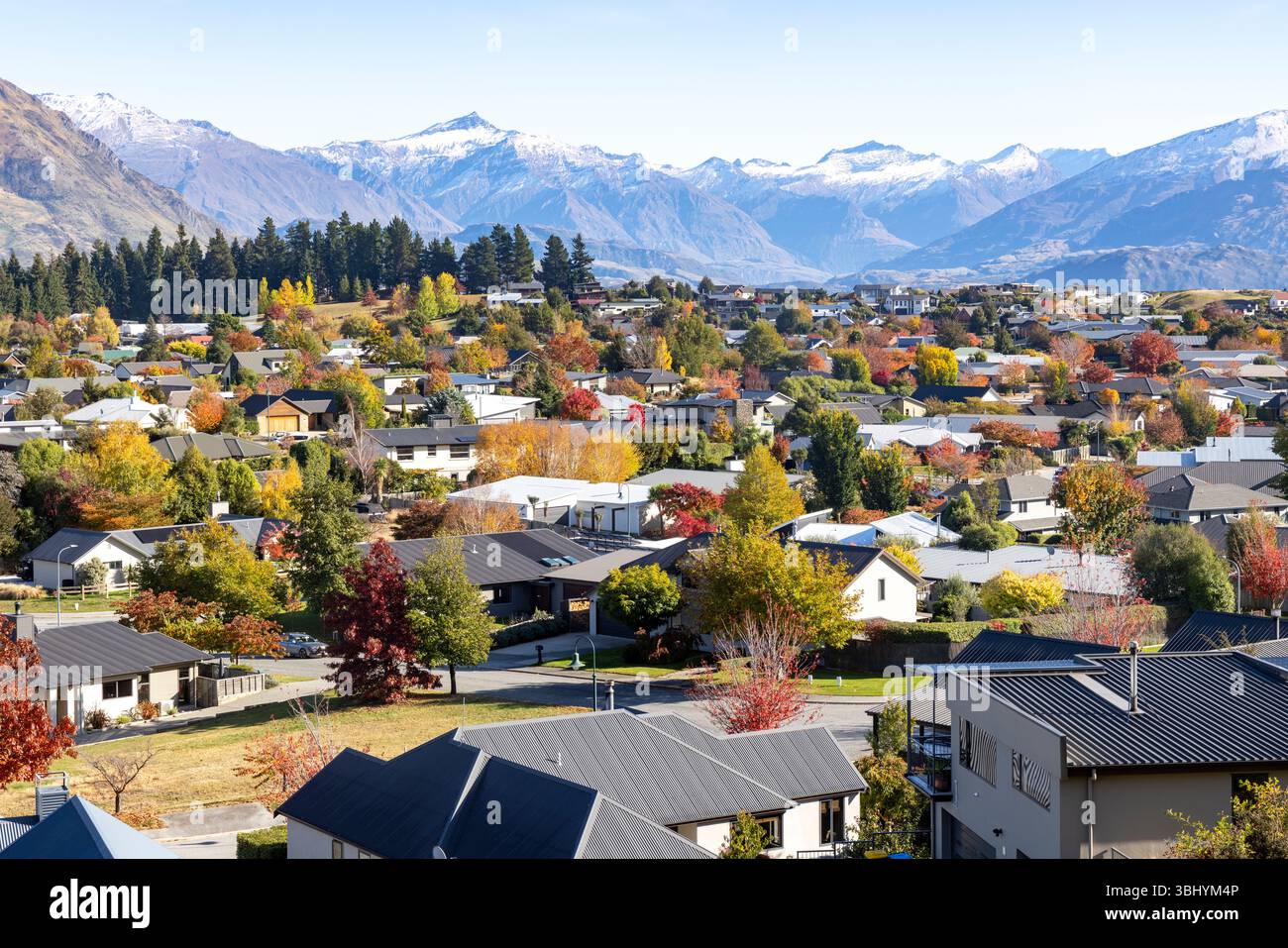 Wanaka, Otago, Neuseeland, Blick auf Wanaka Häuser und Wohnungen vom Mount Iron Erholungsgebiet in Richtung Lake Wanaka, Herbsttag 2025 Stockfoto