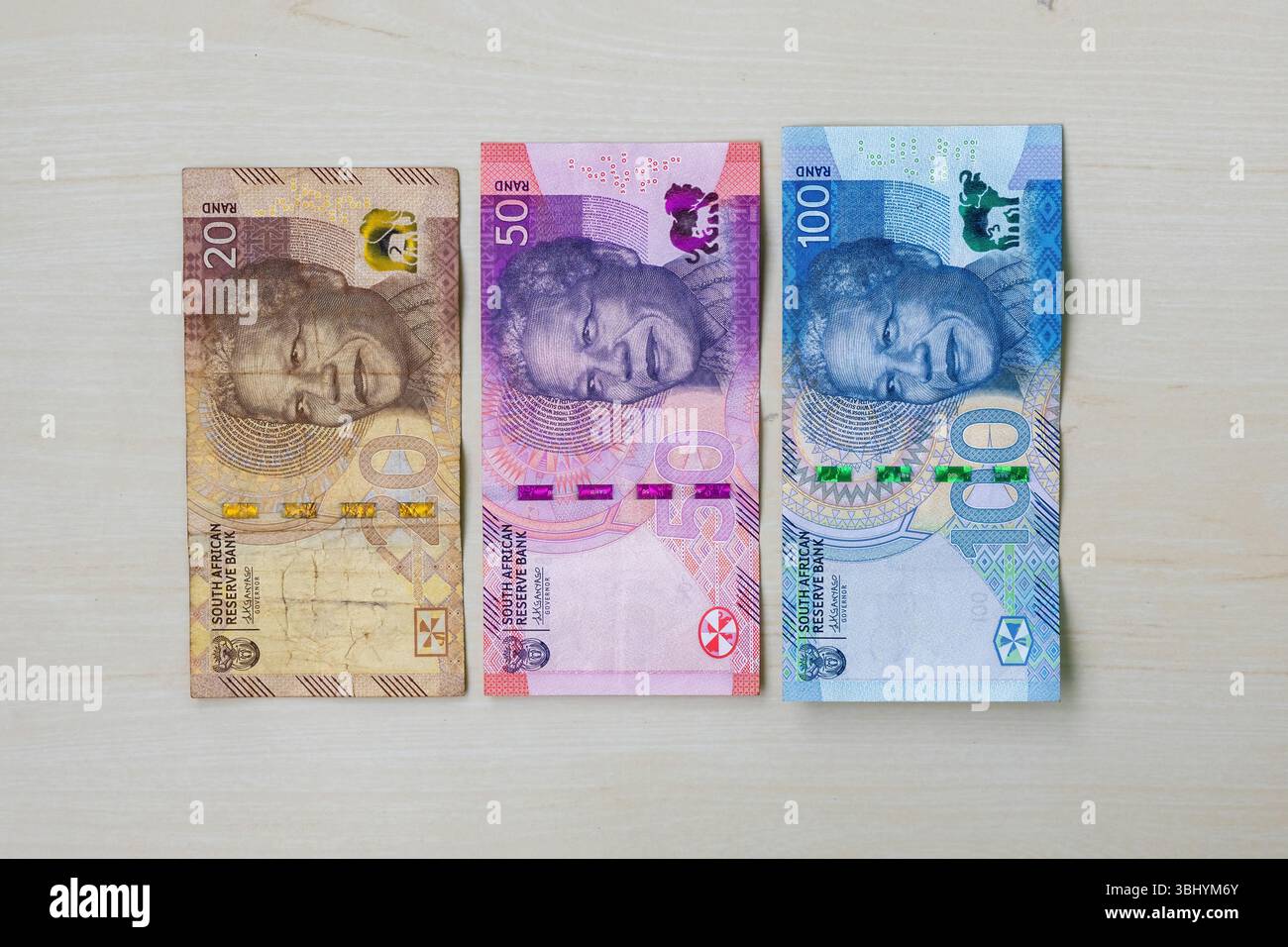 Südafrikanische 20, 50, 100 Rand-Banknoten auf hellem Holz. Draufsicht auf SA-Geld, Währung, Finanzen, Wirtschaft, Investition, Vermögen, Bargeld. Stockfoto