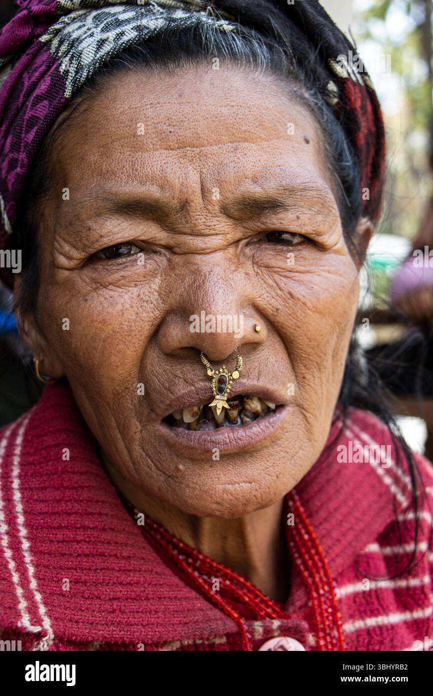 Eine ältere Dame aus der Tamang Community, die eine Bulaki trägt, eine traditionelle Nasennadel. Chitwan, Nepal. Stockfoto