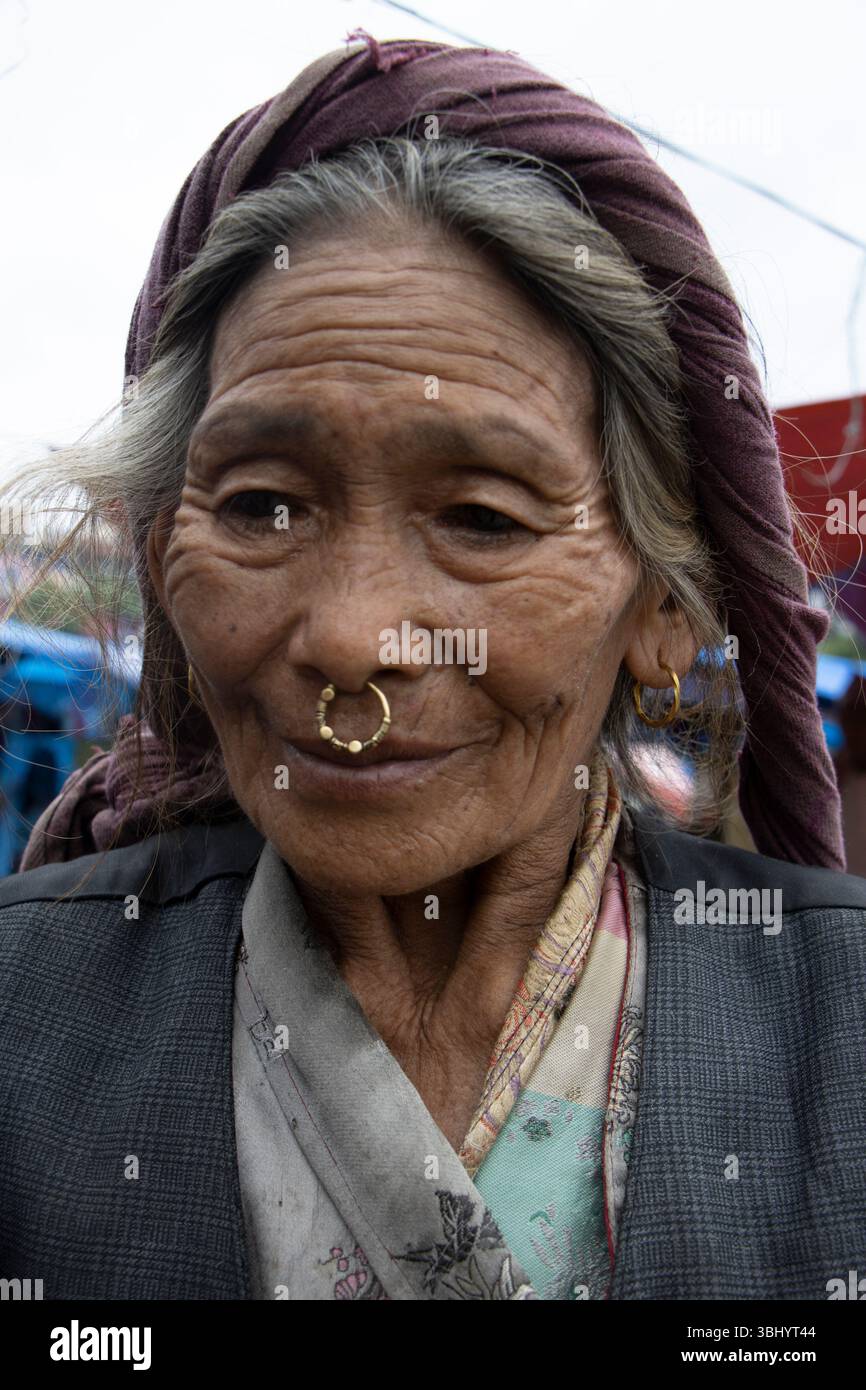 Eine ältere Frau aus Ost-Nepal trägt eine Bulaki, eine traditionelle goldene Nasennadel oder Nasendangler aus Sankhuwasabha, Nepal. Stockfoto