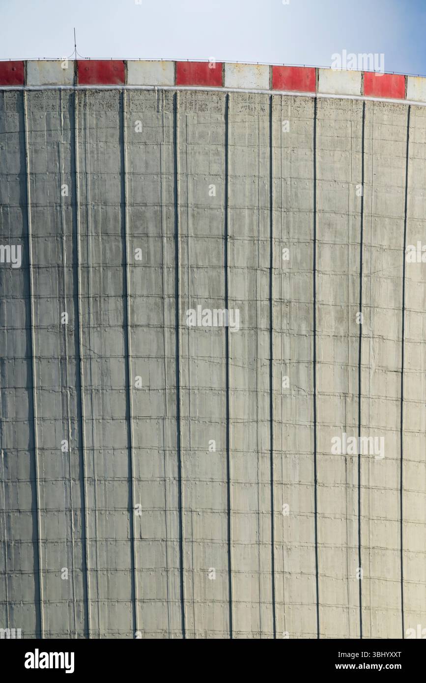 Betonkonstruktion eines Kühlturms eines Kernkraftwerks mit roten und weißen Streifen auf der Oberseite Stockfoto