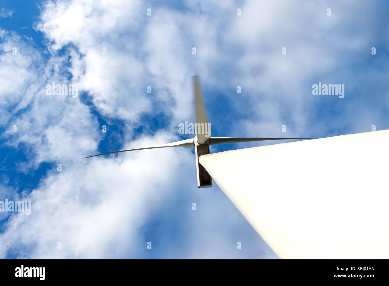 Dramatische Low-angle-Ansicht einer modernen Windkraftanlage verschwommene Rotorblätter in Bewegung am Himmel von northumberland, Konzept für erneuerbare Energien Stockfoto