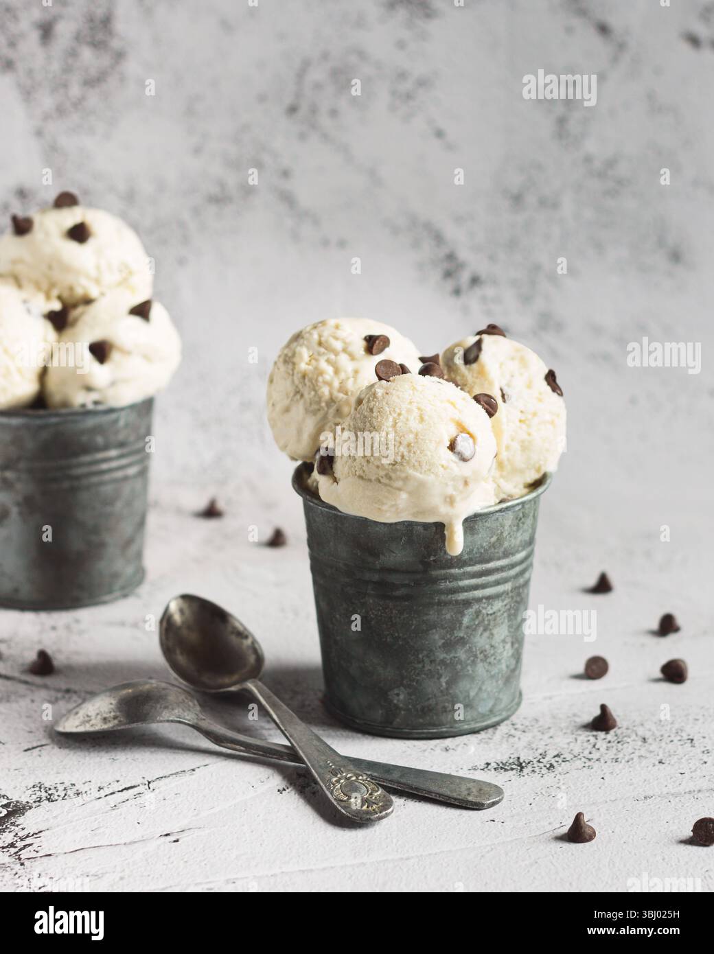 Ein erfrischendes Bananeneis mit cremigem griechischem Joghurt, Reifen Bananen und reichhaltigen Schokoladenchips. Perfekt gekühlt und rustikal serviert Stockfoto