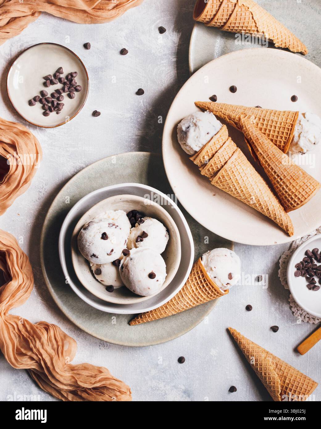 Köstliches Bananeneis mit griechischem Joghurt und Schokoladenchips, wunderschön in knusprigen Kegeln serviert. Ein entzückender Leckerbissen, der das Wesen von swee einfängt Stockfoto