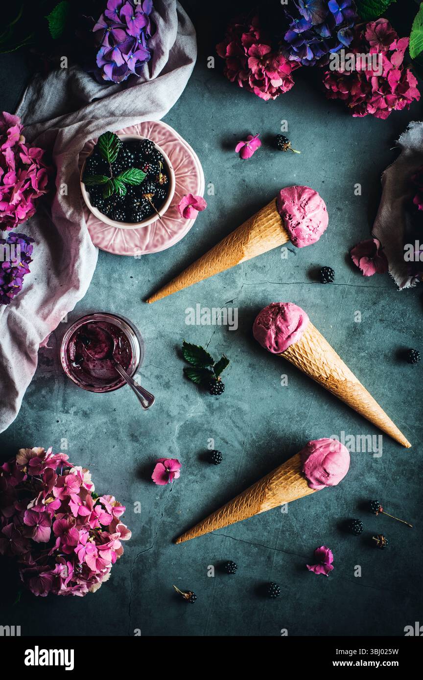 Verführerische brombeerkegel mit griechischem Joghurt, Sahne und hausgemachter brombeermarmelade. Eine perfekte Mischung aus cremigen und fruchtigen Aromen für einen Genuss Stockfoto