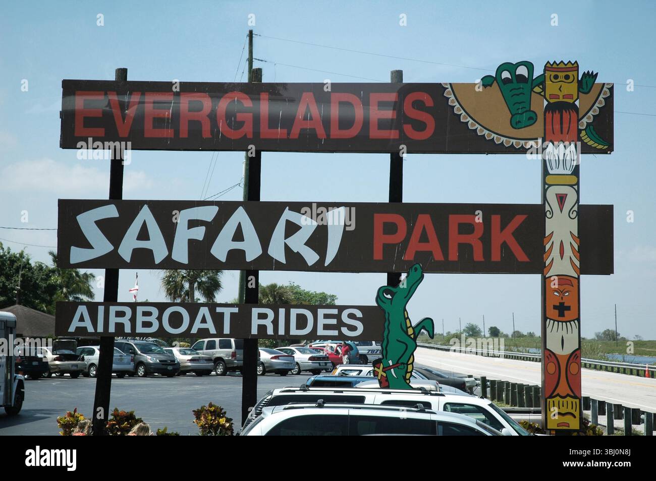 03/30/2018 - Everglades, Florida, USA: Großes Straßenschild am Eingang eines Everglades Safariparks in Florida mit auffälligen Buchstaben und Cartoon Stockfoto