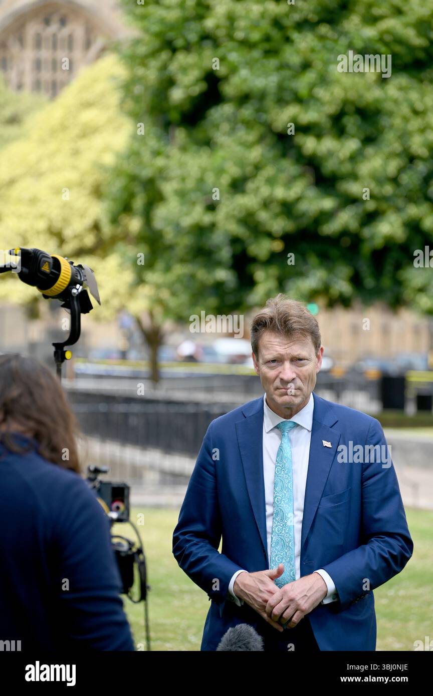 Richard Tice Abgeordneter (Reform: Boston and Skegness) auf College Green, Westminster, um Rachel Reeves Ausgabenüberprüfung, 11. Juni 2025 zu diskutieren Stockfoto