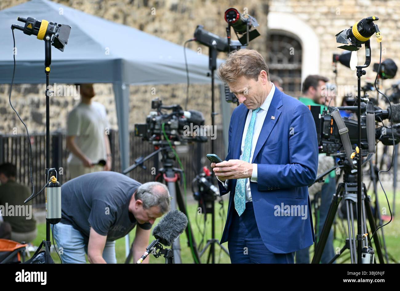 Richard Tice Abgeordneter (Reform: Boston and Skegness) auf College Green, Westminster, um Rachel Reeves Ausgabenüberprüfung, 11. Juni 2025 zu diskutieren Stockfoto
