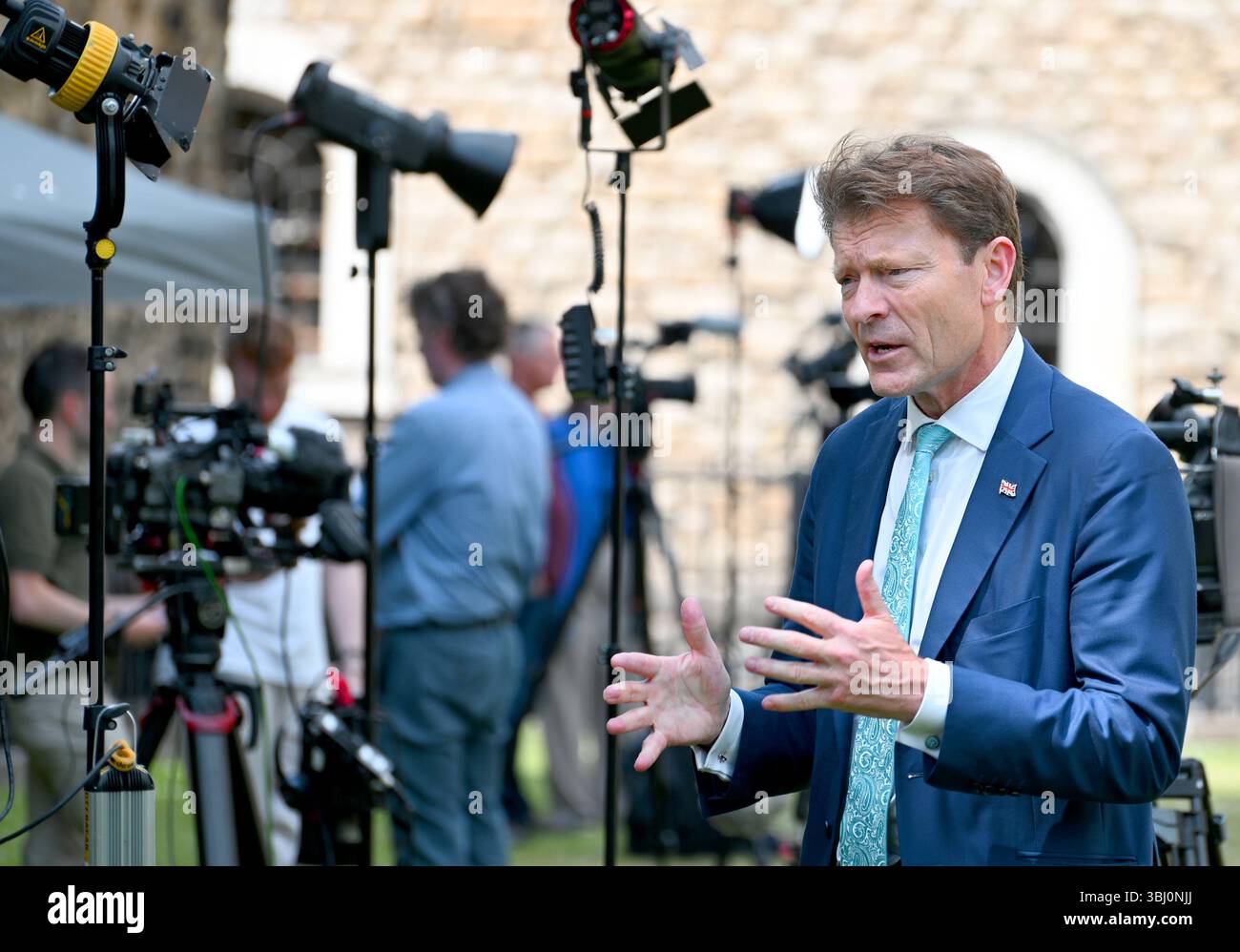 Richard Tice Abgeordneter (Reform: Boston and Skegness) auf College Green, Westminster, um Rachel Reeves Ausgabenüberprüfung, 11. Juni 2025 zu diskutieren Stockfoto