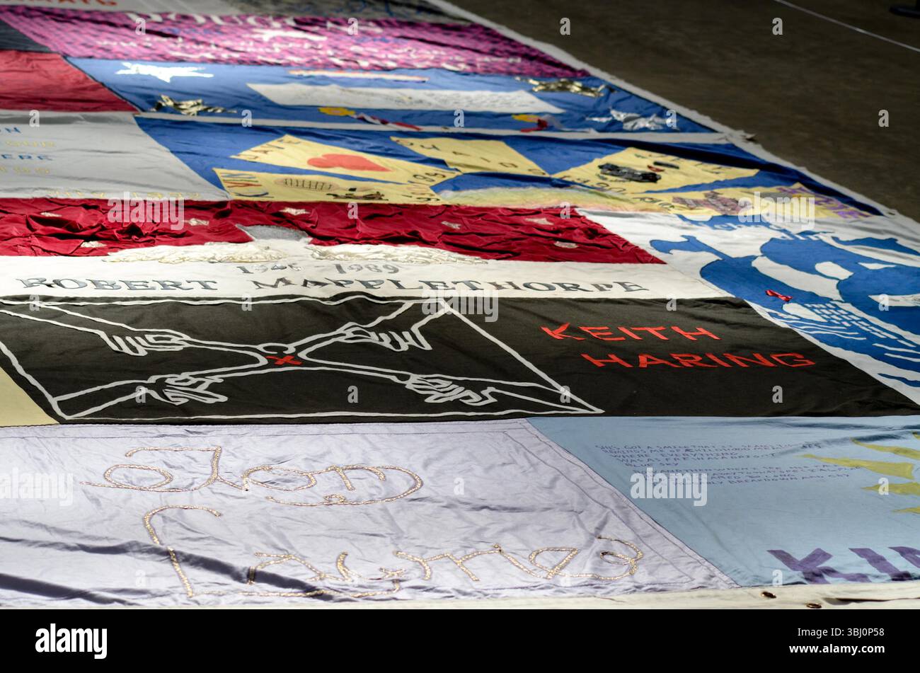 Eine Kombination aus 42 Quilts und 23 einzelnen Paneelen ist in der Turbine Hall zu sehen, was die Präsentation des UK AIDS Memorial Quilts im Freien widerspiegelt Stockfoto