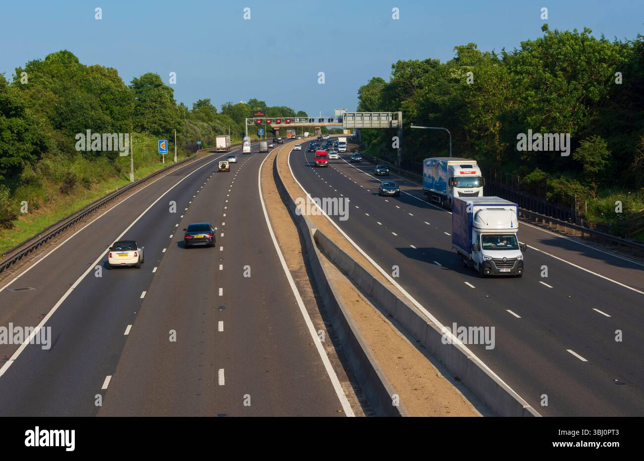 IN DER NÄHE von RIDGMONT, BEDFORDSHIRE, ENGLAND, Großbritannien - 10. Juni 2025 - Verkehr auf der Autobahn M1 „Smart“ in der Nähe von Ridgmont, Bedfordshire, England, Großbritannien. Intelligente Autobahnen Stockfoto