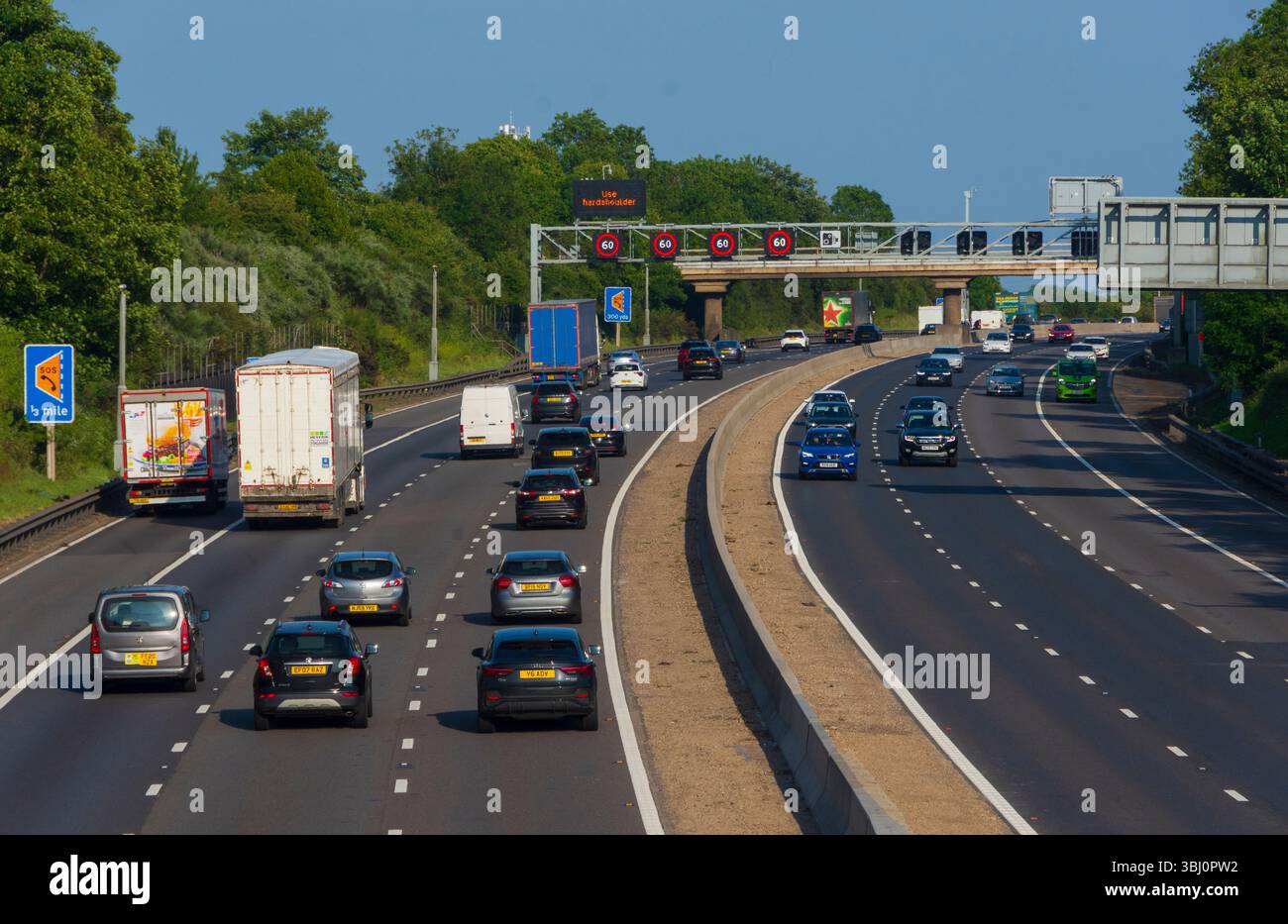 IN DER NÄHE von RIDGMONT, BEDFORDSHIRE, ENGLAND, Großbritannien - 10. Juni 2025 - Verkehr auf der Autobahn M1 „Smart“ in der Nähe von Ridgmont, Bedfordshire, England, Großbritannien. Intelligente Autobahnen Stockfoto