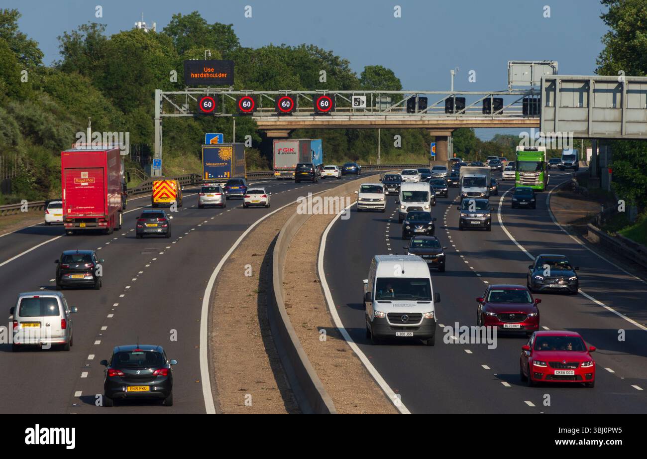 IN DER NÄHE von RIDGMONT, BEDFORDSHIRE, ENGLAND, Großbritannien - 10. Juni 2025 - Verkehr auf der Autobahn M1 „Smart“ in der Nähe von Ridgmont, Bedfordshire, England, Großbritannien. Intelligente Autobahnen Stockfoto