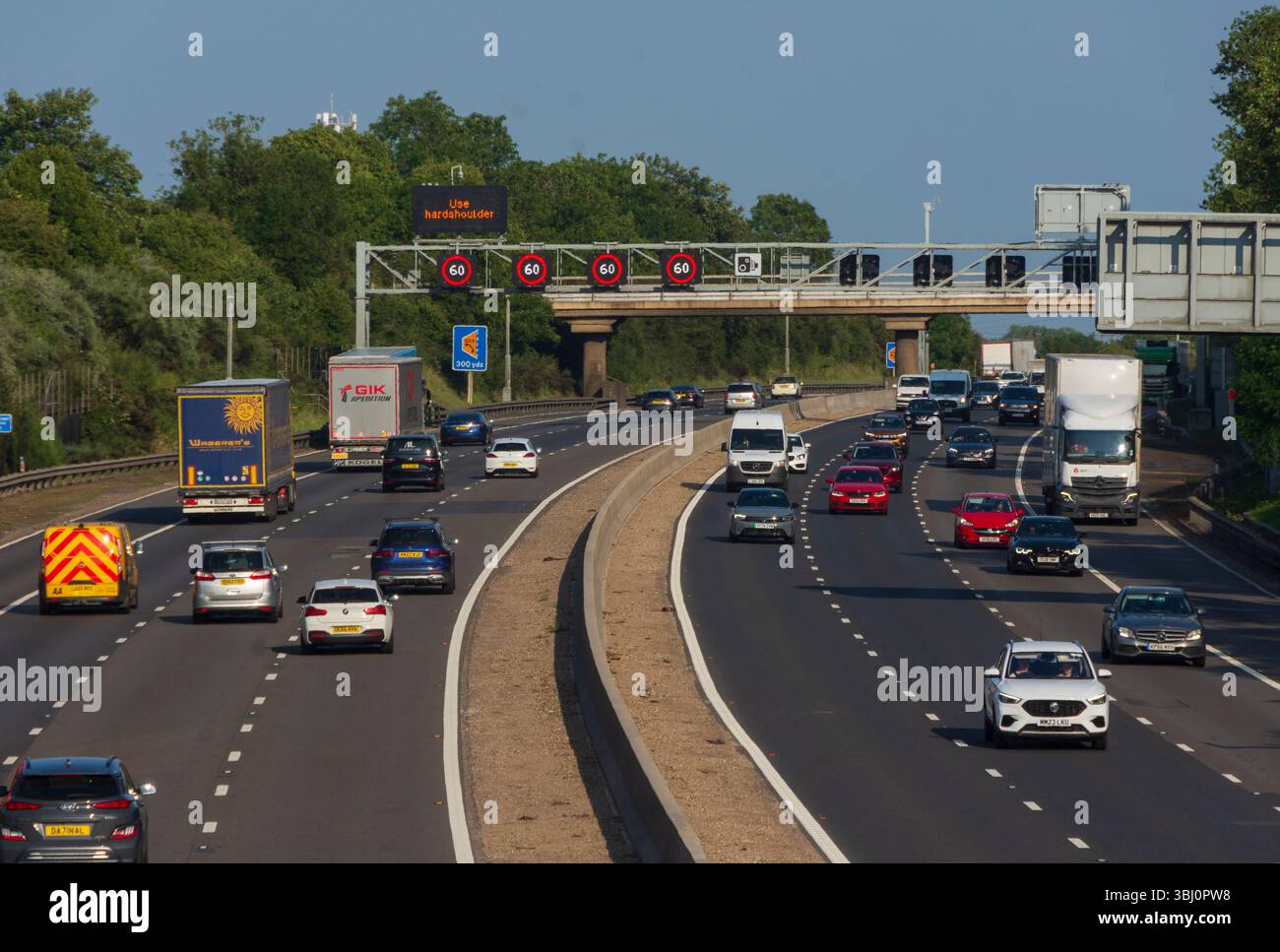 IN DER NÄHE von RIDGMONT, BEDFORDSHIRE, ENGLAND, Großbritannien - 10. Juni 2025 - Verkehr auf der Autobahn M1 „Smart“ in der Nähe von Ridgmont, Bedfordshire, England, Großbritannien. Intelligente Autobahnen Stockfoto