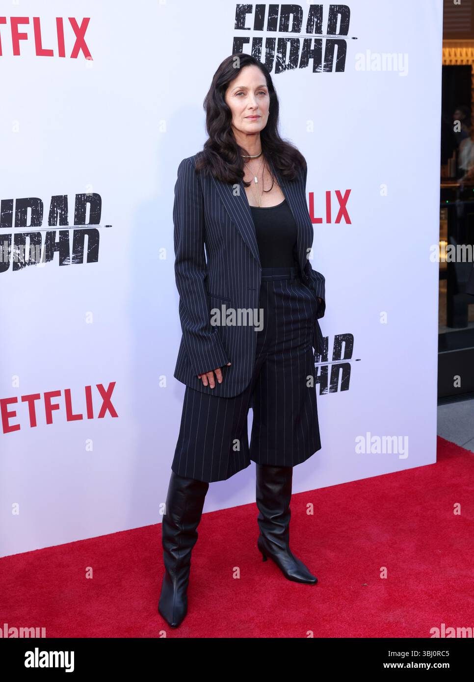 Los Angeles, Usa. Juni 2025. Carrie-Anne Moss besucht die Netflix 'FUBAR' Staffel 2 Los Angeles Premiere im Netflix Tudum Theater in Los Angeles am Mittwoch, den 11. Juni 2025. Foto: Greg Grudt/UPI Credit: UPI/Alamy Live News Stockfoto