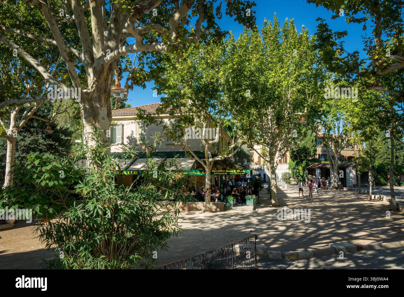 Pétanque (Boules) auf dem Platz der mittelalterlichen Altstadt von Saint-Paul de Vence an der französischen Riviera in Südfrankreich Stockfoto