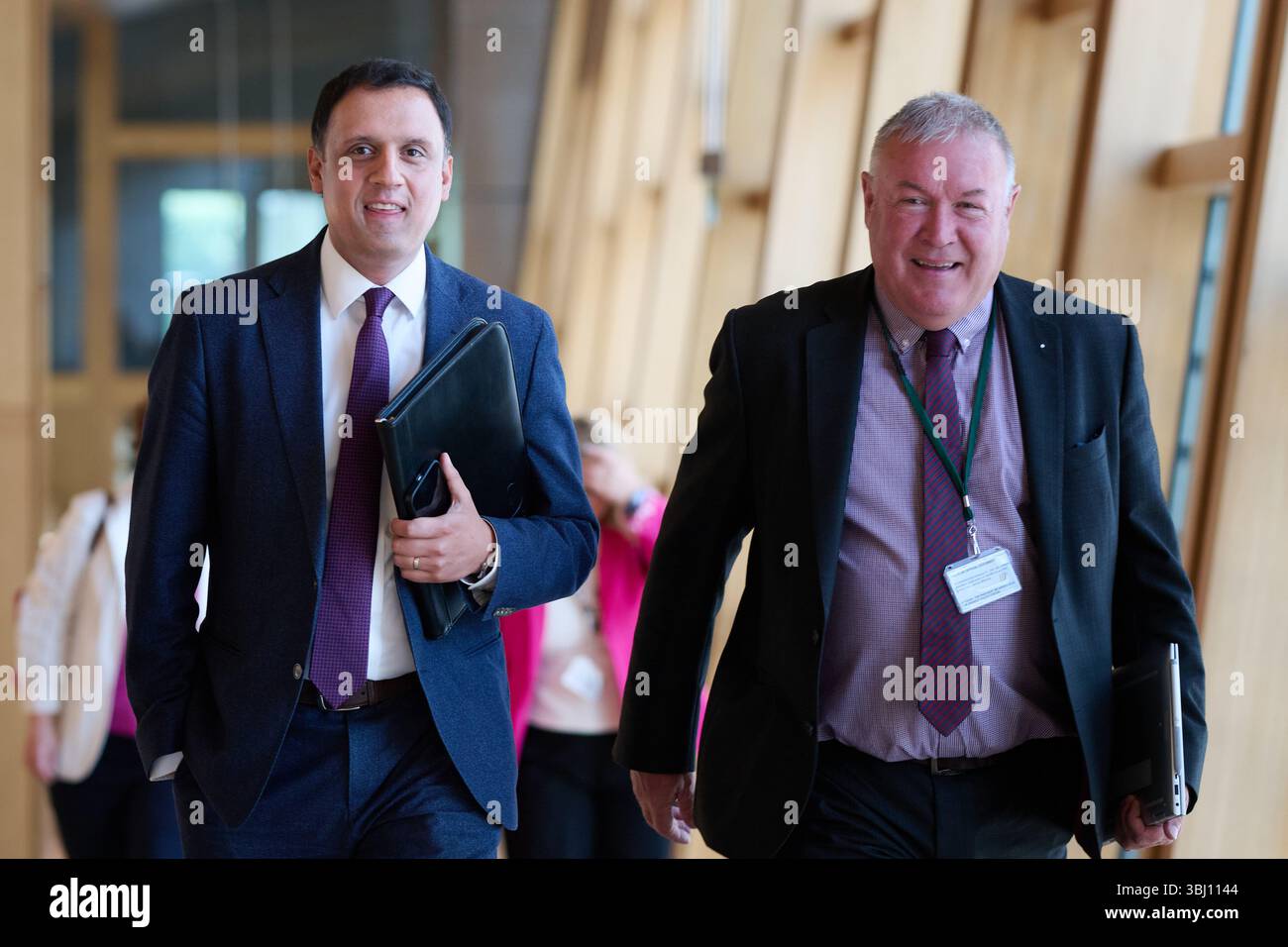 Edinburgh Schottland, Vereinigtes Königreich 12. Juni 2025. Anas Sarwar MSP und Davy Russell MSP im schottischen Parlament für erste Ministerfragen. Credit sst/alamy Live News Stockfoto
