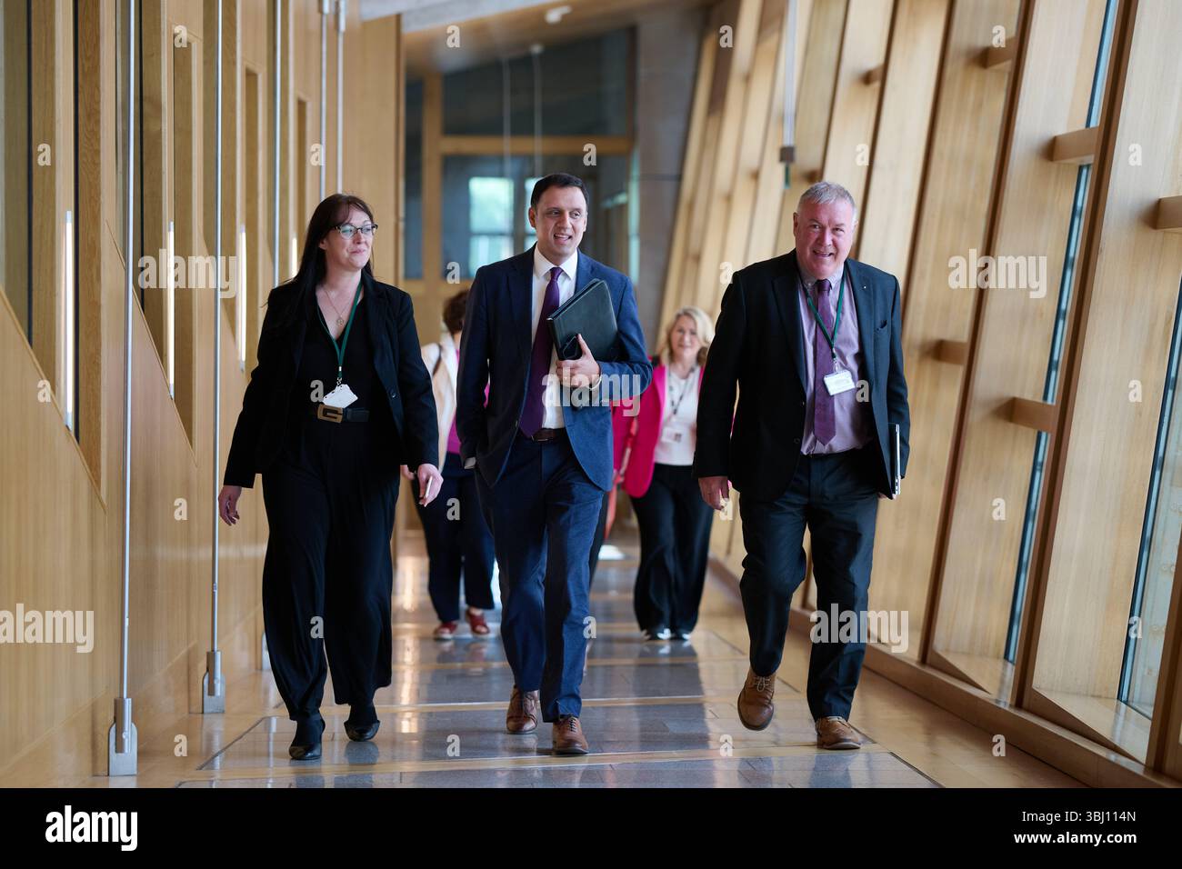 Edinburgh Schottland, Vereinigtes Königreich 12. Juni 2025. Anas Sarwar MSP und Davy Russell MSP im schottischen Parlament für erste Ministerfragen. Credit sst/alamy Live News Stockfoto