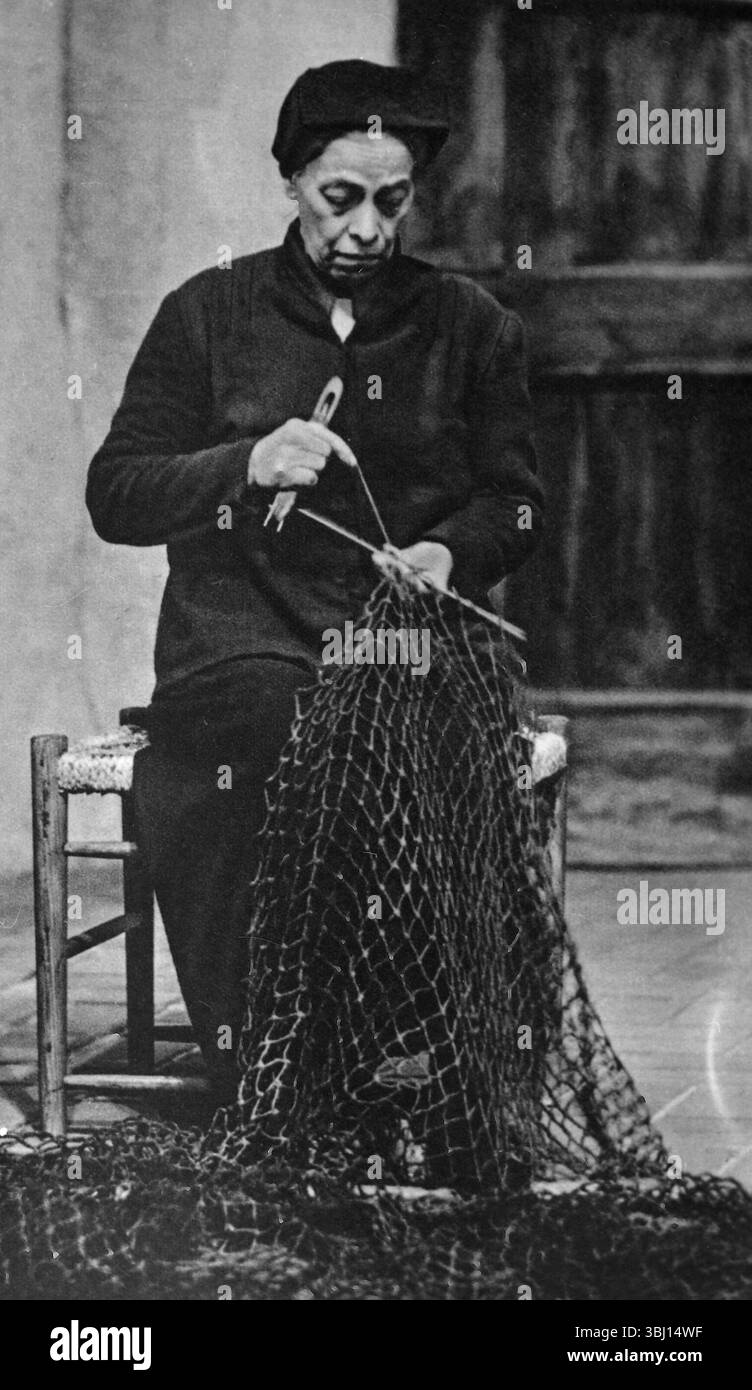 Die österreichische Schauspielerin Helene Weigel repariert das Fischernetz, 1940er Jahre Stockfoto