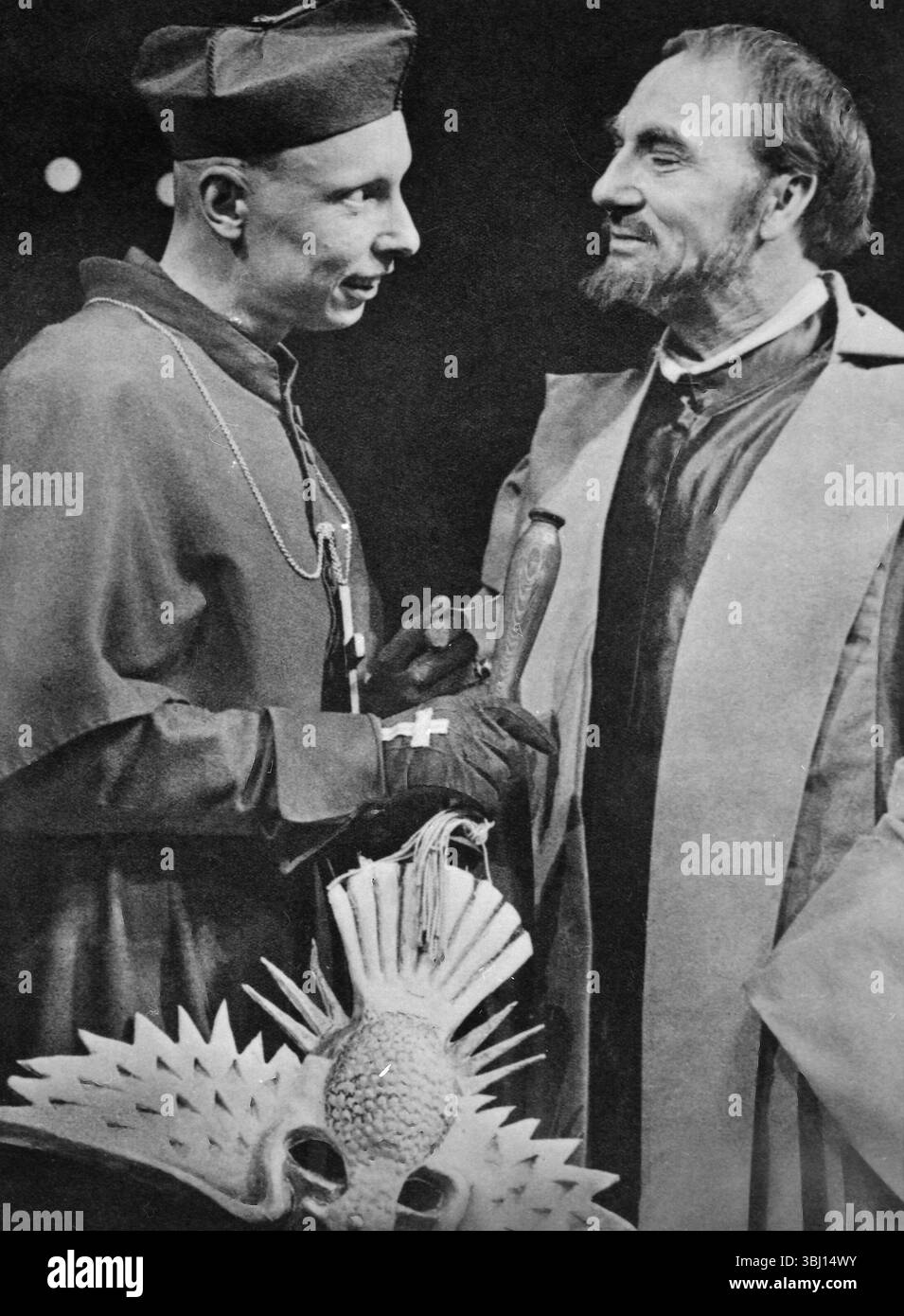 Deutsche Schauspieler E.O. Fuhrmann und Ernst Busch im Theaterleben von Galilei am Berliner Ensemble, Deutschland 1940er Jahre Stockfoto