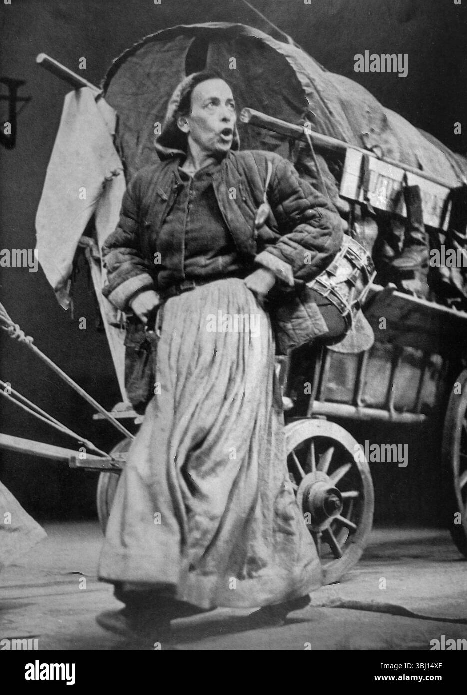 Die österreichische Schauspielerin Helene Weigel in dem Stück Mutter Mut und ihre Kinder, Berlin 1949 Stockfoto