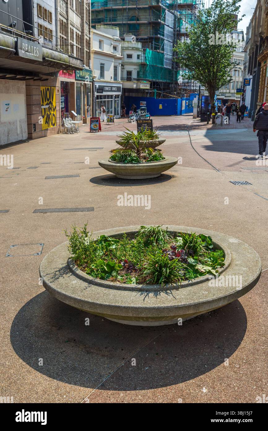 Old Christchurch Rd, Bournemouth, Großbritannien - 4. Juni 2025: Pflanzgefäße auf der Straße. Stockfoto