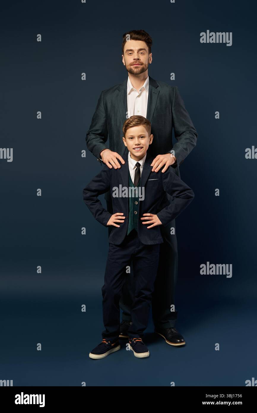 Ein Mann und ein Junge teilen einen freudigen Moment und zeigen ihre festliche Kleidung zum Vatertag 2025. Stockfoto