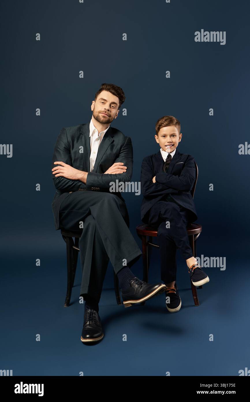 Ein Vater und ein Sohn teilen einen freudigen Moment zusammen während einer festlichen Vatertag-Feier. Stockfoto
