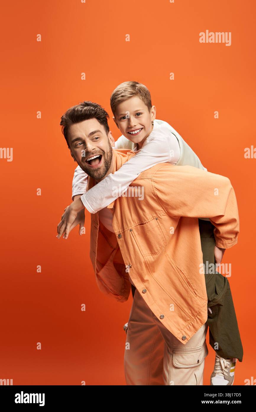 Vater und Sohn teilen gemeinsam Lachen und Freude während eines festlichen Vatertags. Stockfoto