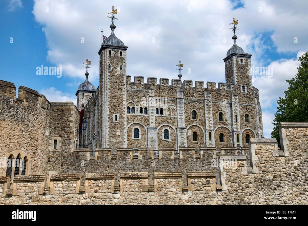 London, England, Großbritannien - 3. Mai 2025: Der Tower of London, die historische Burg am Nordufer der Themse. Stockfoto