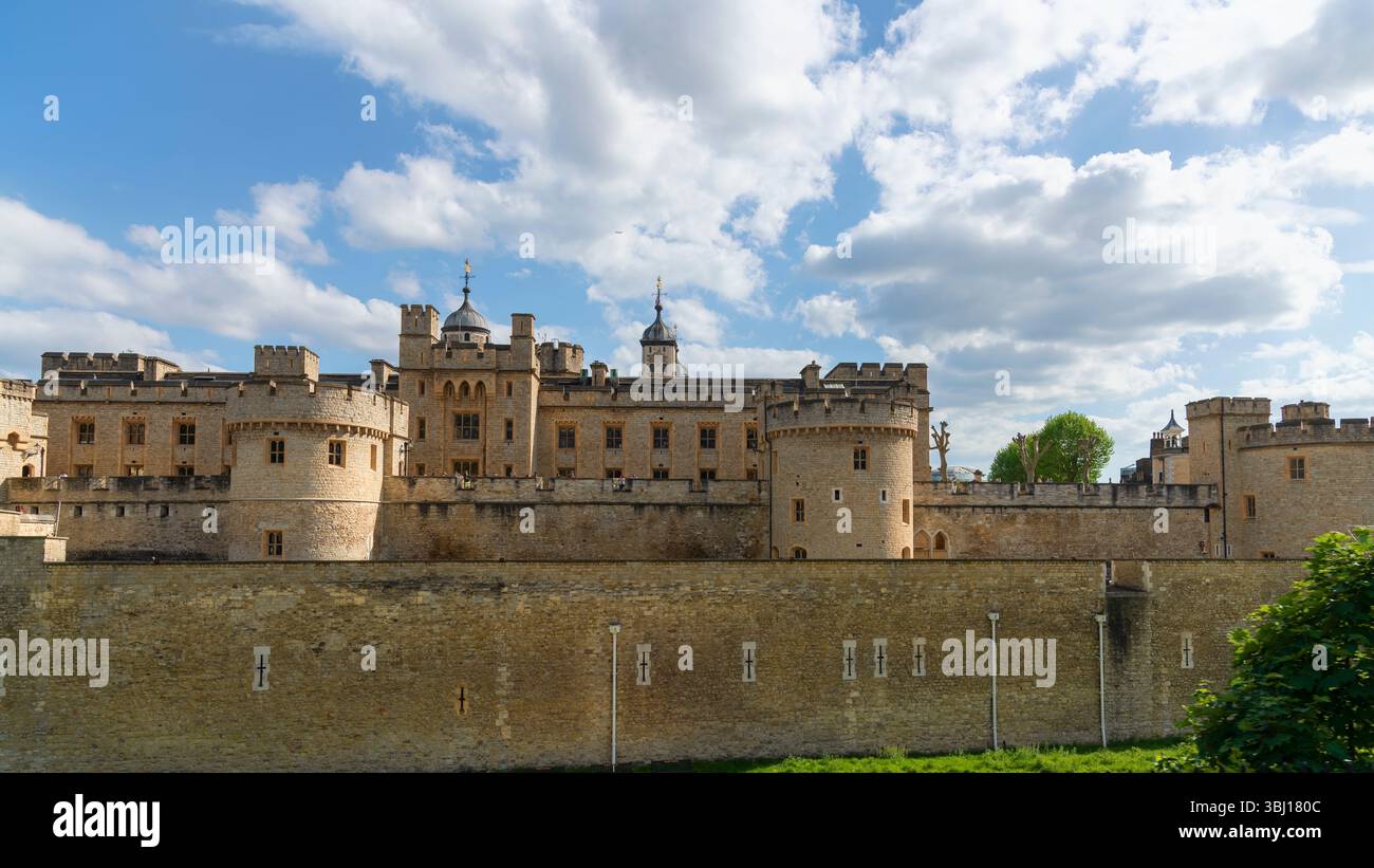 London, England, Großbritannien - 3. Mai 2025: Der Tower of London, die historische Burg am Nordufer der Themse. Stockfoto